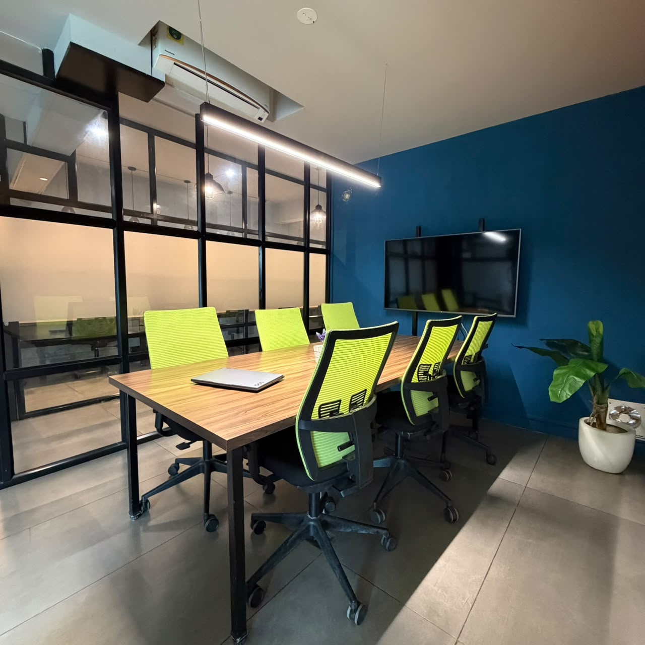 Workaholix Meeting Room - Presentation Room